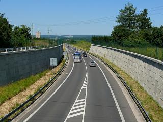 Babiččino údolí patří do Ratibořic. Leží severně od České Skalice v okrese Náchod v Královéhradeckém kraji. Do České Skalice, která je turistickým střediskem pro návštěvu Babiččina údolí a jeho okolí, lze dojet po silnici E67 (mezi Hradcem Králové a Náchodem). Do České Skalice se dá také velmi pohodlně cestovat vlakem - z Prahy (přes Hradec Králové) tam jezdí i přímé rychlíky (do Trutnova). Při cestování vlakem z Moravy je třeba vystoupit v Pardubicích a přejet do Hradce Králové. 