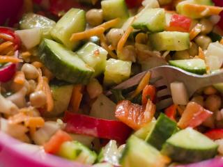 Jak připravit cizrnový salát se zeleninou a hořčičnou zálivkou