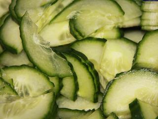 Jak připravit netradiční okurkové saláty | 4 recepty