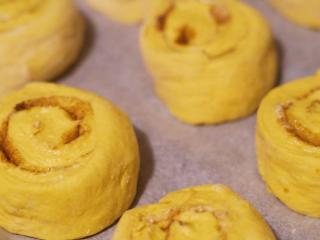 Jak upéct dýňové skořicové rolky | recept