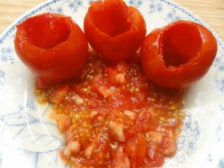 Z pevných, plně vyzrálých rajčat lžičkou odstraňte semínka. Těstoviny uvařte podle návodu. Sýr pokrájejte na malé kousky, česnek prolisujte a jarní cibulku i s natí nakrájejte na kolečka.