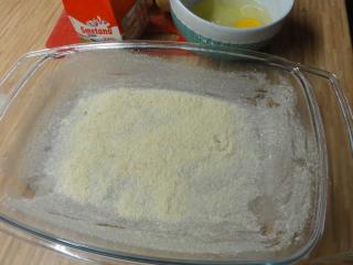 Zapékací misku vymažeme máslem a vysypeme strouhanou houskou.