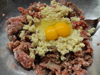 Jak připravit placičky z mletého masa s houbovou náplní | recept z mletého masa Jak připravit placičky z mletého masa s houbovou náplní | recept z mletého masa