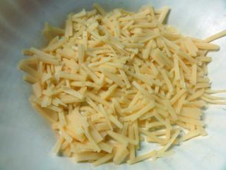 Tvrdý sýr rozstrouhejte na větší nudličky nebo nožem nakrájejte na hranolky. Sýr vyberte podle toho, který máte v oblibě a chutná vám.