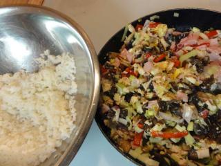 Nakonec přidáme uvařenou rýži, osolíme, ochutíme pepřem a krátce prohřejeme. Na talíři zdobíme petrželovou natí. Kantonská rýže se dá konzumovat teplá jako hlavní jídlo i studená jako salát. Dobrou chuť!