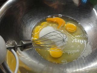V misce vyšleháme metlou celá vejce s krupicovým cukrem do pěny. Diabetici mohou cukr nahradit sladidlem vhodným pro pečení.