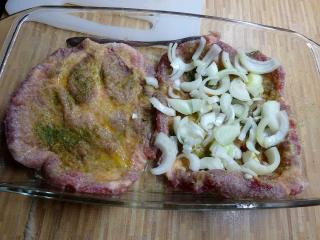 Jak zapéct obrácené řízky s cibulí a slaninou | recept Jak zapéct obrácené řízky s cibulí a slaninou | recept