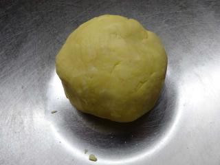 Jak upéct slaný koláč s vinnou klobásou a karamelizovanou cibulí | recept Jak upéct slaný koláč s vinnou klobásou a karamelizovanou cibulí | recept