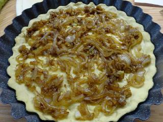 Jak upéct slaný koláč s vinnou klobásou a karamelizovanou cibulí | recept Jak upéct slaný koláč s vinnou klobásou a karamelizovanou cibulí | recept