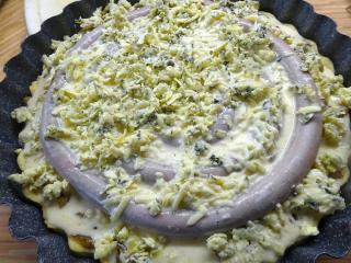 Jak upéct slaný koláč s vinnou klobásou a karamelizovanou cibulí | recept Jak upéct slaný koláč s vinnou klobásou a karamelizovanou cibulí | recept