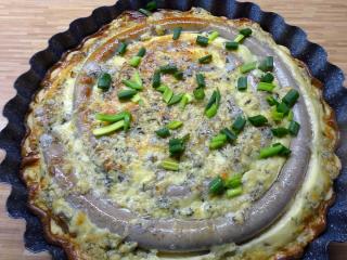 Jak upéct slaný koláč s vinnou klobásou a karamelizovanou cibulí | recept Jak upéct slaný koláč s vinnou klobásou a karamelizovanou cibulí | recept