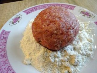 Jak udělat plněné placičky z mletého masa s rajčaty, sýrem a koprem | recept