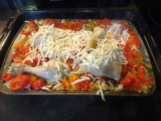 Jak upéct kuřecí stehna s rýží a zeleninou v jednom pekáčku | recept Jak upéct kuřecí stehna s rýží a zeleninou v jednom pekáčku | recept