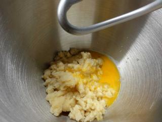 zašlehávání vajec do odpalovaného těsta