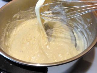 Po 15 minutách míchání přidejte smetanu, šlehací metlou ji zašlehejte a vsypte strouhaný sýr. Míchejte, dokud se nerozpustí. Pak nádobu sejměte z plotýnky. 