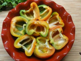 Jak připravit plněné papriky se šunkovo-žampionovou směsí | recept