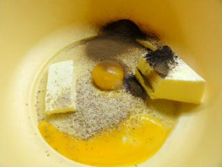Z vajec oddělte žloutky od bílků. Žloutky utřete se změklým máslem, citronovou kůrou a kořením. Pak přidejte mrkev s cukrem a promíchejte vše dohromady.