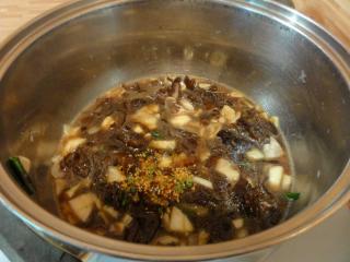 Jak připravit smažené rybí filé s černými houbami | recept
