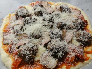 Jak upéct pizzu s kuličkami z mletého masa | recept
