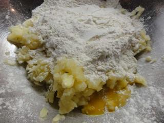 Jak uvařit plněné ravioli z bramborového těsta | recept