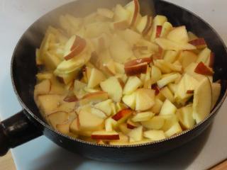Jak zapéct široké nudle s jablky a ořechy | recept