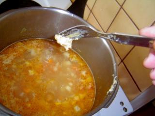 Jak udělat mrkvovou polévku pro ty, kdo neradi „koušou“ do vařené mrkve? Na lžíci másla osmažíme v menším kastrolku jednu cibulku a jednu jemně nastrouhanou mrkev. Zalijeme půl litrem vody necháme uvařit do měkka. Pak přes síto přelijeme vývar do polévkového hrnce, doplníme tekutinu na jeden litr, a to buď vývarem nebo vodou s polévkovou kostkou. Zcezenou zeleninu na prkénku dokonale rozmačkáme. Přidáme rozmačkaný česnek, špetku pepře, sůl, trochu majoránky, jedno celé vejce a tolik krupice nebo strouhánky,