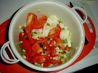 Na salát vybíráme druhy zeleniny, které se k sobě hodí. Například rajčata dobře ladí s čerstvými okurkami, paprikami, cibulí, jinými lilkovitými plodinami (dušený baklažán, cuketa, tykve...) s česnekem, pórkem, locikou (a jinými druhy salátu), s čerstvým špenátem, pekingským zelím, vařeným květákem, pažitkou, bazalkou, brutnákem.