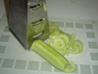 Základní postup při výrobě okurkového salátu se smetanou je jednoduchý: okurky oloupeme, nastrouháme na hrubém struhadle na nudličky nebo na štěrbinovém struhadle na jemné plátky. Jemně nasolíme, aby trochu pustily vodu a změkly. Puštěnou vodu nesléváme, připravili bychom se o podstatnou část chuťové složky salátu.