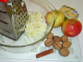Jablečné pyré s vlašskými ořechy: Jablíčka kyselejších odrůd (vhodná jsou letní, podzimní, a nebo starodávné odrůdy smiřické, citronové či ontario – lze je sehnat na farmářských trzích) oloupeme, zbavíme jader a nastrouháme na hrubém struhadle. Rozlouskáme vlašské ořechy, na každé jablíčko asi tři čtyři. Jádra nakrájíme na hrubé velké kousky.