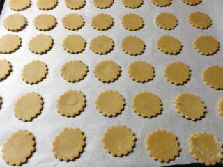 Jak upéct kolečka z tmavé žitné mouky | recept na linecké vánoční cukroví Jak upéct kolečka z tmavé žitné mouky | recept na linecké vánoční cukroví