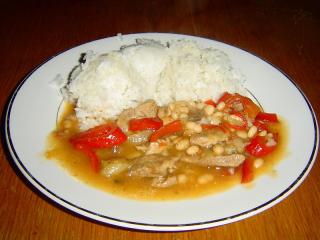 mexický guláš s fazolemi na talíři k servírování