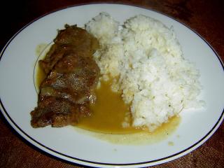 Roštěnky z koňského masa podáváme podobně jako hovězí: s dušenou rýží (klasika), s těstovinami, s knedlíkem.
