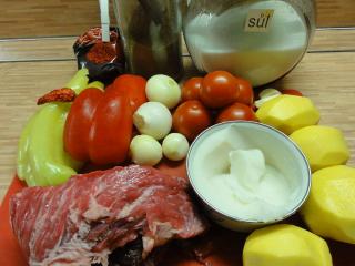 Nejprve si připravíme suroviny. Zeleninu omyjeme, oloupeme cibuli, česnek, brambory. Z paprik vyjmeme semeník a rajčata oloupeme. Rajčata snadno oloupeme tak, že je spaříme horkou vodou a stáhneme slupku. Maso pokrájíme na malé kousky.