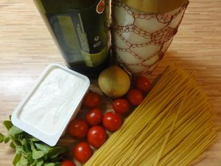 rajčata s olivovým olejem cibulí a bazalkou