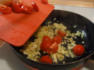 smažení cibulky a přidání rajčat do pánve