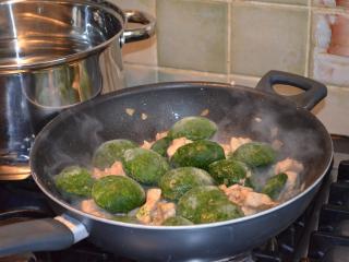 K orestovanému masu přidejte špenát, podle chuti můžete ještě přidat další česnek. Podlijte směs vodou a přikryjte pokličkou. Nechte maso se špenátem dusit cca 20 minut.