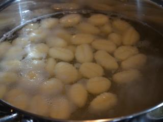 Dejte vařit bramborové noky do vroucí vody. Uvařené bramborové noky poznáte jednoduše, vyplavou na hladinu. Noky se vaří cca 3 minuty.