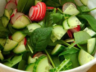 Jak připravit salát z čerstvého špenátu | recept