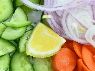 Jak připravit netradiční okurkové saláty | 4 recepty