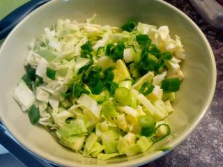 Jak udělat salát z mladého zelí s jablkem a kešu oříšky s jogurtovou zálivkou | recept