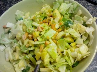 Jak udělat salát z mladého zelí s jablkem a kešu oříšky s jogurtovou zálivkou | recept
