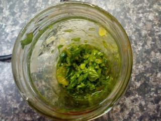 Jak připravit salát z opékaných paprik a cuket s česnekem a bazalkou | recept