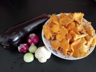 Jak připravit kuřecí prsa se směsí opečeného lilku a lišek | recept