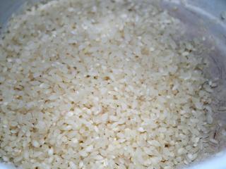 Pro přípravu palačinek použijte nejlépe kulatozrnnou rýži, která obsahuje nejvíce škrobu a díky tomu absorbuje velké množství vody. Získá tak lepivou konzistenci, a je proto nejvhodnější pro přípravu palačinkového těsta.