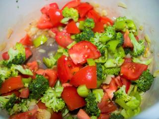 V dostatečně velkém hrnci rozehřejeme rostlinný olej a osmažíme na něm nadrobno nakrájenou cibuli a na plátky pokrájený česnek. Následně do hrnce přidáme na kousky nakrájená rajčata, brokolici a papriku. Zeleninu osolíme, opepříme a zalijeme pasírovanými rajčaty a vodou či vývarem.