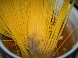 Posléze do hrnce vložíme špagety a vše přivedeme k varu. Poté plamen stáhneme a těstoviny vaříme nezakryté na mírném ohni za velmi častého míchání asi 8 – 10 minut.