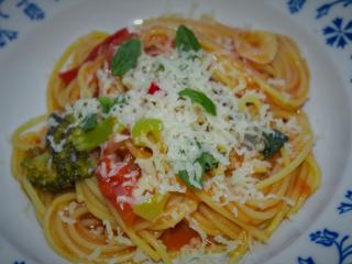Špagety se zeleninou podáváme posypané strouhaným sýrem, čerstvými bylinkami a případně i dýňovými či slunečnicovými semínky.