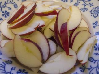 Jak připravit zdravější žemlovku s tvarohem a jablky | recept