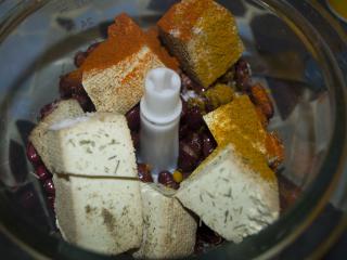 A jaký je postup? Sterilované fazole scedíme a necháme je dobře okapat. Nasypeme je do mixéru, přidáme na kostky pokrájené uzené tofu, sůl, pepř a další koření dle chuti.