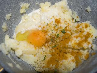 Mírně vychladlé brambory smícháme s vejcem, cibulí nakrájenou nadrobno a smetanou. Směs ochutíme solí, pepřem a dalším kořením a nasekanými čerstvými bylinkami. Těsto zahustíme špaldovou moukou tak, aby se z něj daly tvarovat silnější placičky.